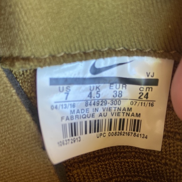 Nike| lightly worn | army green, navy, and pink - Picture 5 of 6